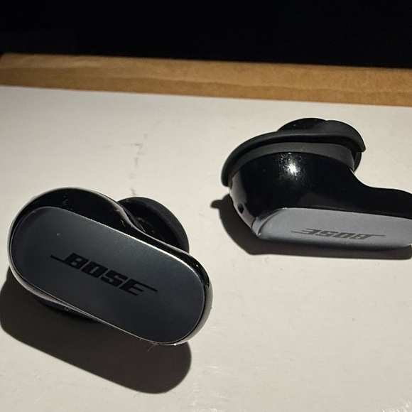 BOSE Quiet Comfort Ultra earbuds w/Protective casing! Like New, Open Box! - Picture 2 of 7